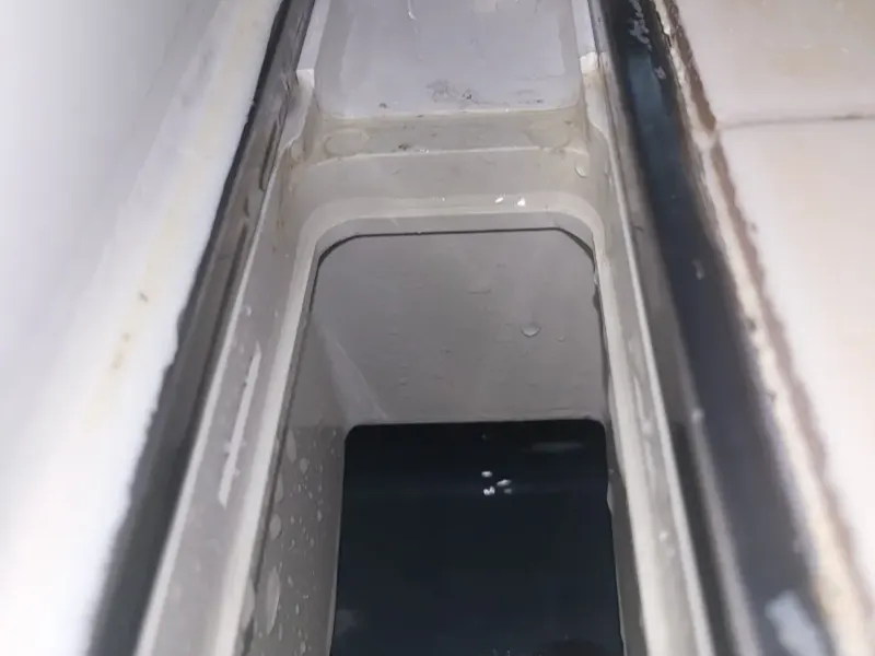 증평 덮개를 들어낸 긴 배수구 속 고인 물