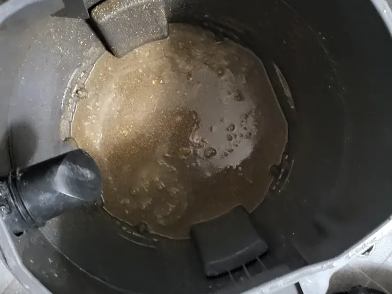 증평 석션 장비 통에 빨려 나온 오수와 찌꺼기